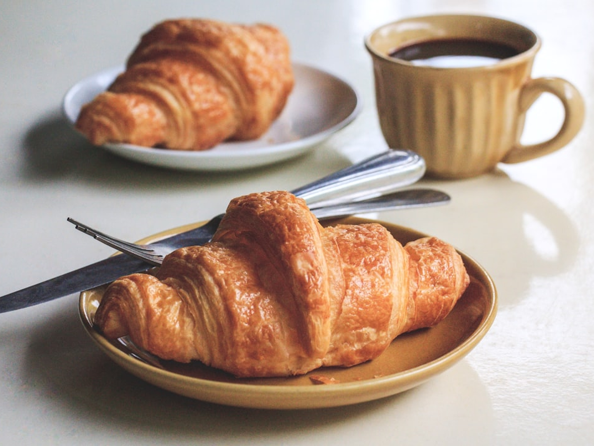 Domowe rogaliki maślane z porannym espresso